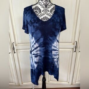 Tryst Size XL Blue and White Tie Dye Short Sleeve Shirt with Asymmetrical Hem